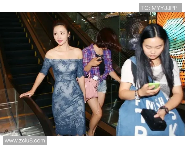 足球明星与路人亲密合影在日本街头展现温暖瞬间 足球明星与路人亲密合影在日本街头展现温暖瞬间